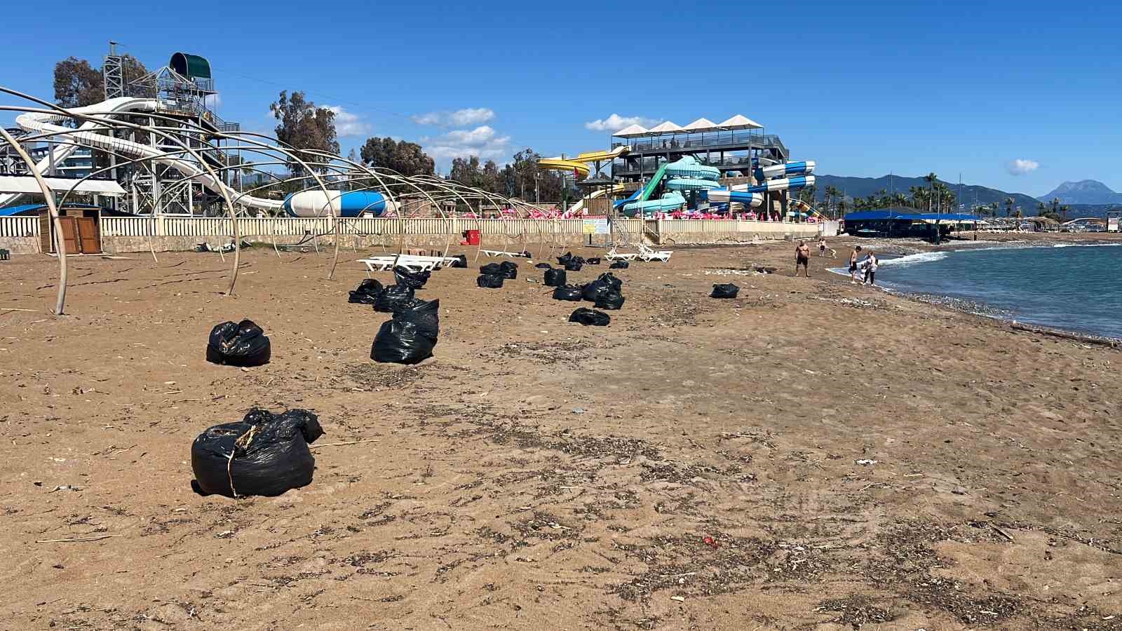 Alanya’da sahildeki siyah tabaka önce  tedirgin etti, gerçek sonradan ortaya çıktı
