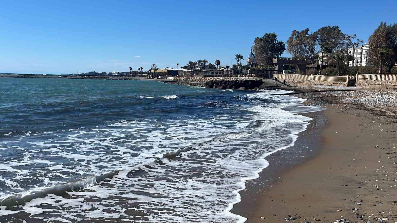 Alanya’da sahildeki siyah tabaka önce  tedirgin etti, gerçek sonradan ortaya çıktı

