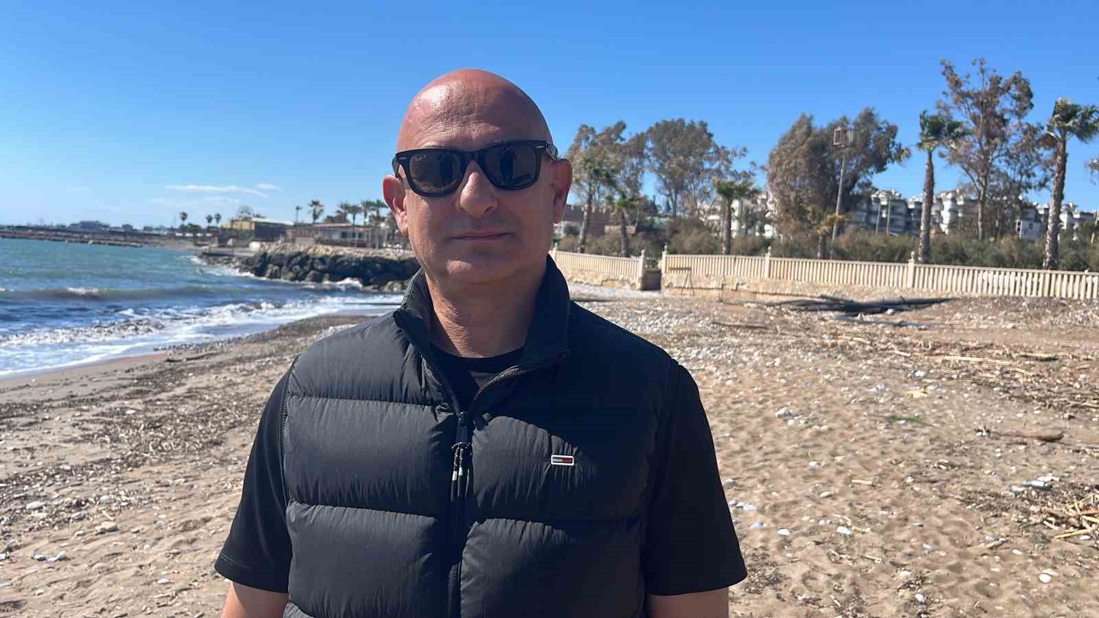 Alanya’da sahildeki siyah tabaka önce  tedirgin etti, gerçek sonradan ortaya çıktı
