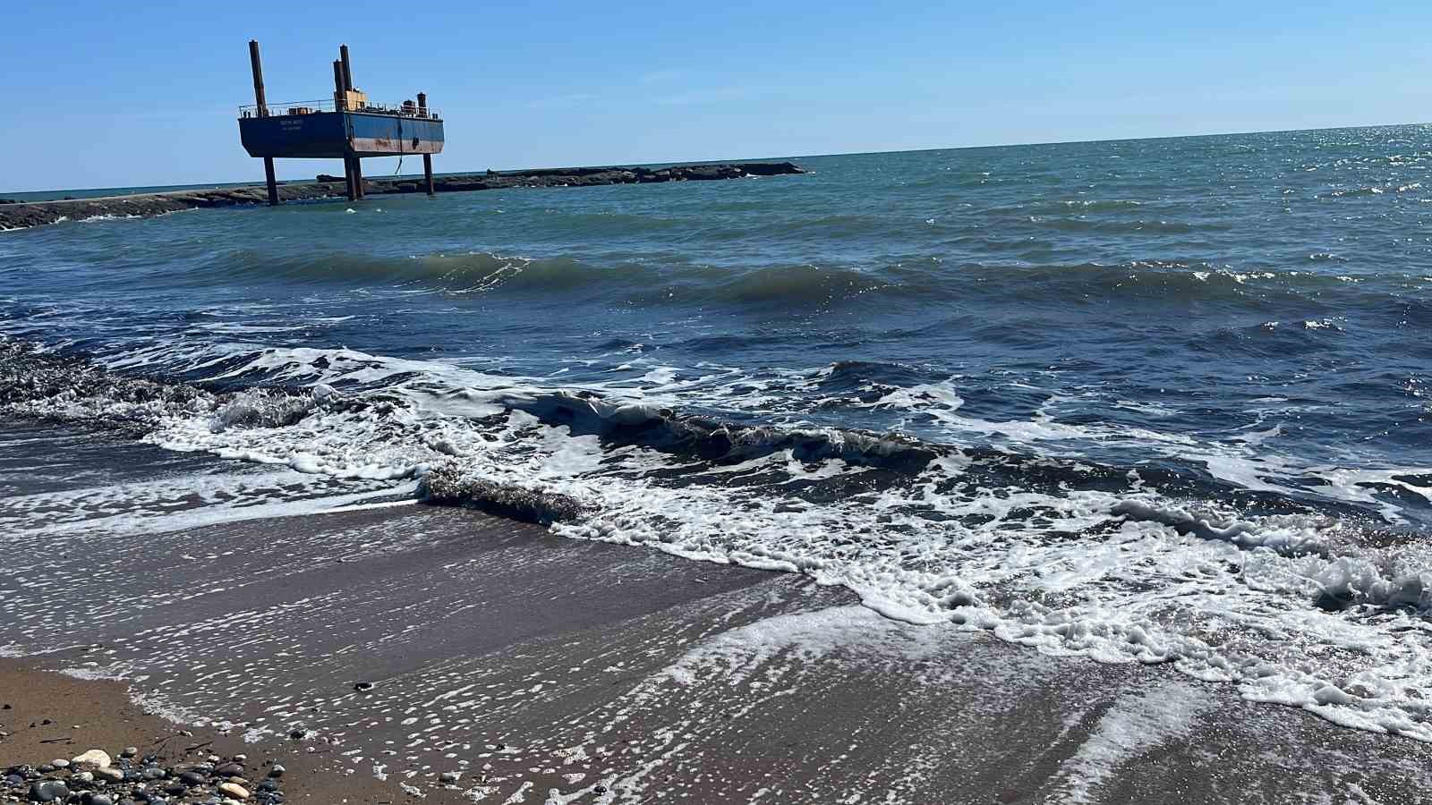 Alanya’da sahildeki siyah tabaka önce  tedirgin etti, gerçek sonradan ortaya çıktı
