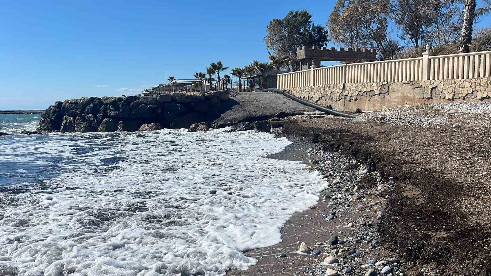 Alanya’da sahildeki siyah tabaka önce  tedirgin etti, gerçek sonradan ortaya çıktı
