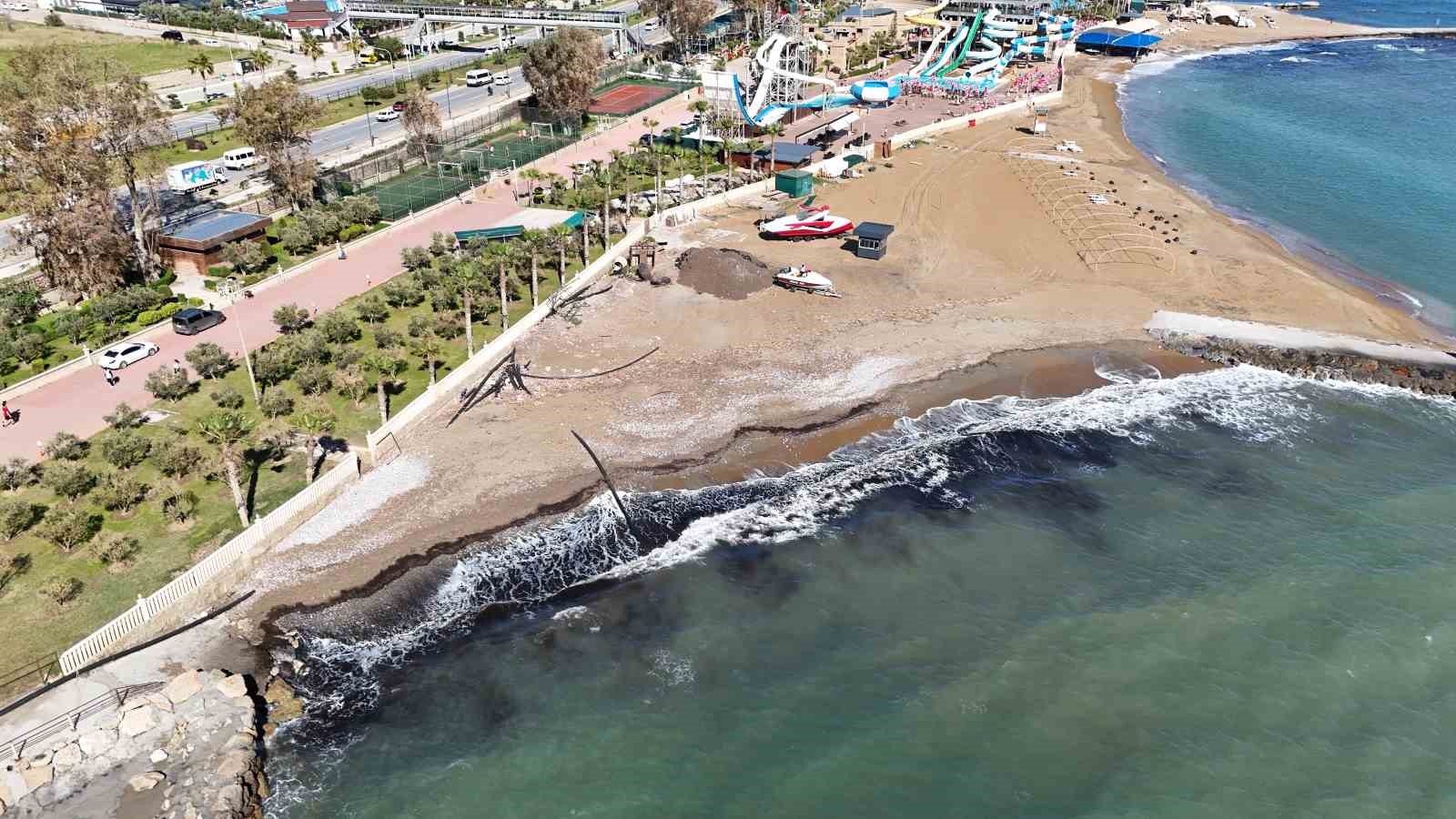 Alanya’da sahildeki siyah tabaka önce  tedirgin etti, gerçek sonradan ortaya çıktı
