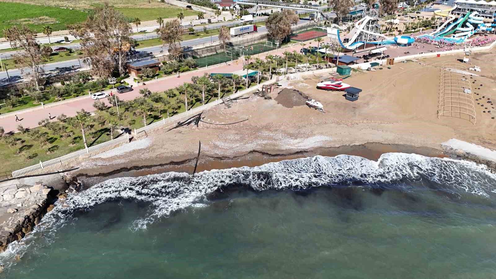 Alanya’da sahildeki siyah tabaka önce  tedirgin etti, gerçek sonradan ortaya çıktı

