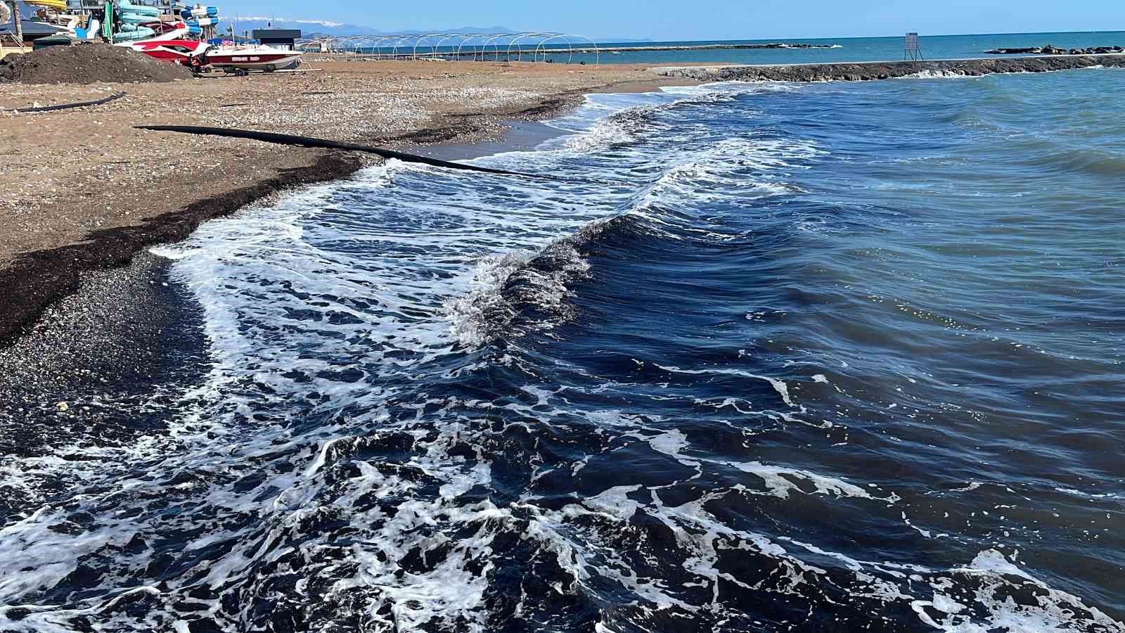 Alanya’da sahildeki siyah tabaka önce  tedirgin etti, gerçek sonradan ortaya çıktı
