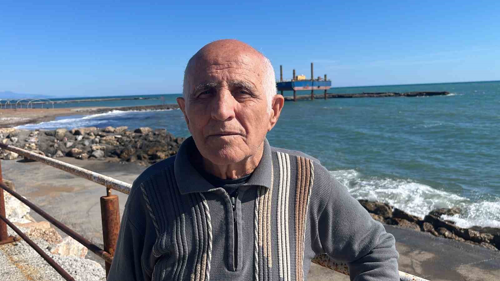 Alanya’da sahildeki siyah tabaka önce  tedirgin etti, gerçek sonradan ortaya çıktı
