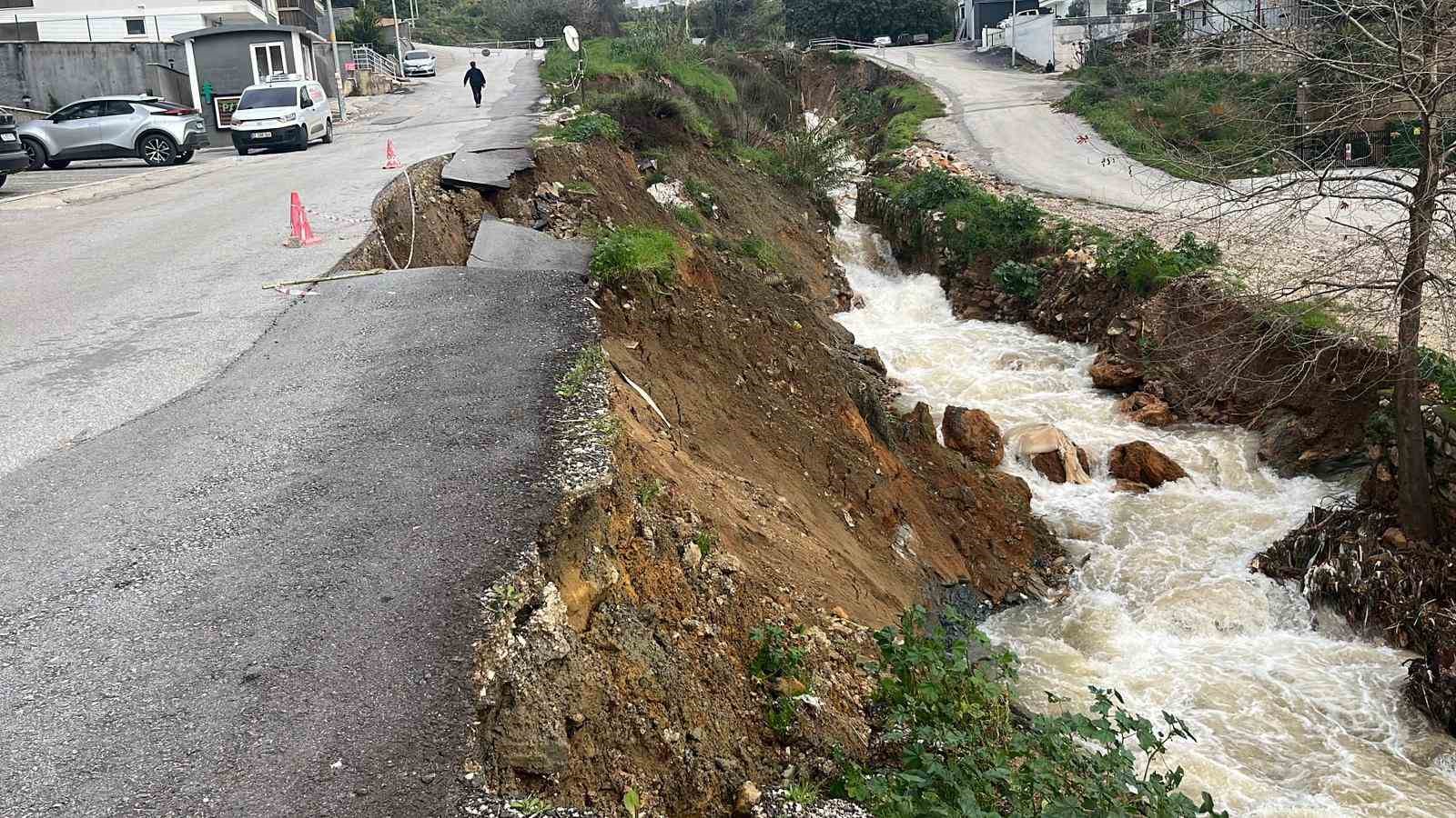Alanya’da şiddetli yağış sonrası heyelan oluştu, yol çöktü
