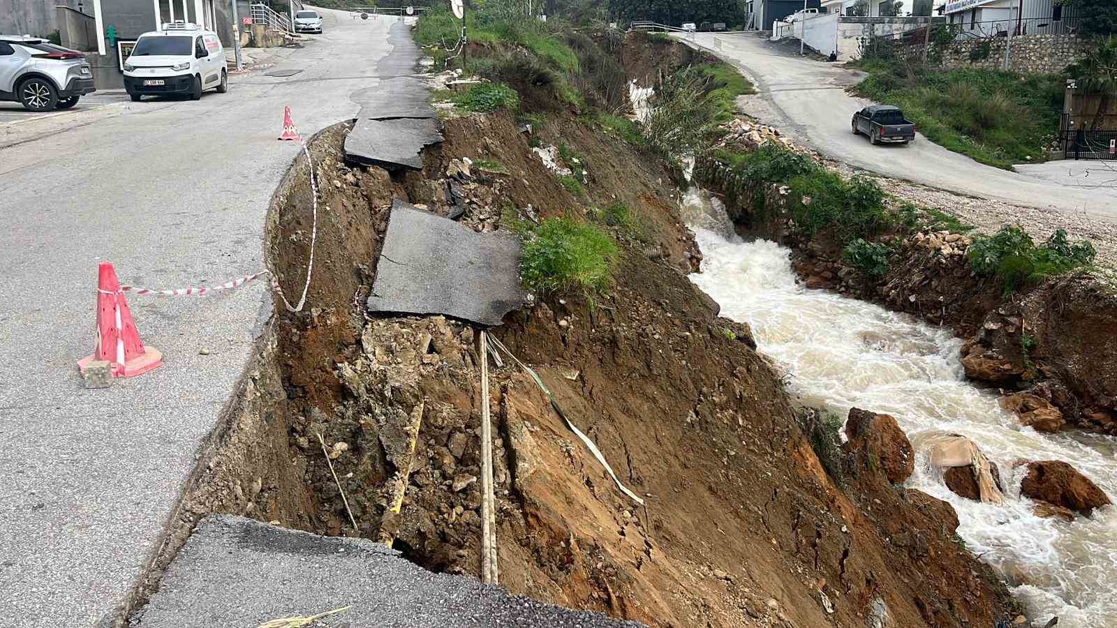 Alanya’da şiddetli yağış sonrası heyelan oluştu, yol çöktü
