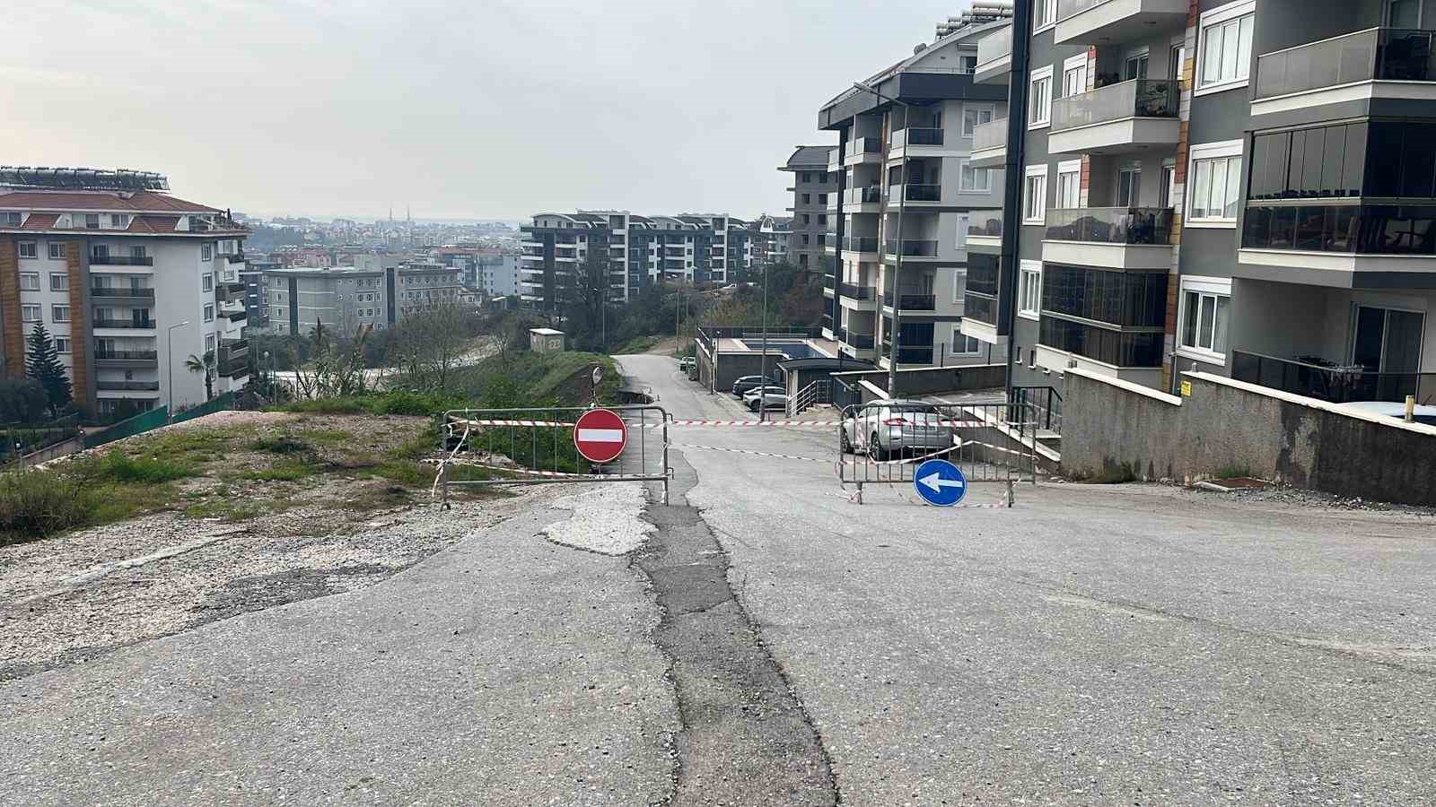 Alanya’da şiddetli yağış sonrası heyelan oluştu, yol çöktü
