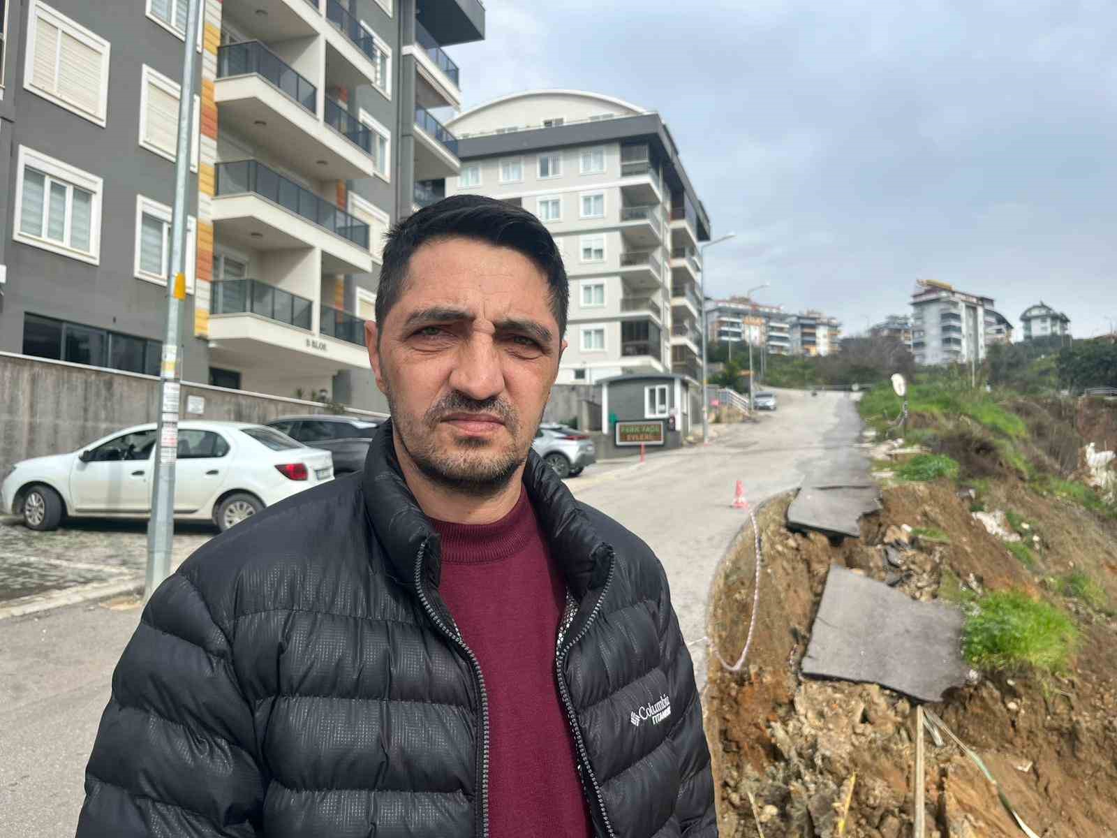 Alanya’da şiddetli yağış sonrası heyelan oluştu, yol çöktü
