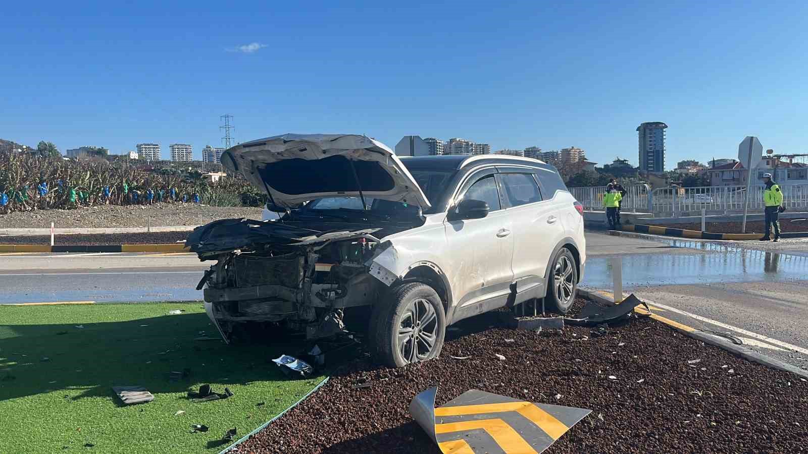 Alanya’da SUV araç ile otomobil çarpıştı: 3 yaralı
