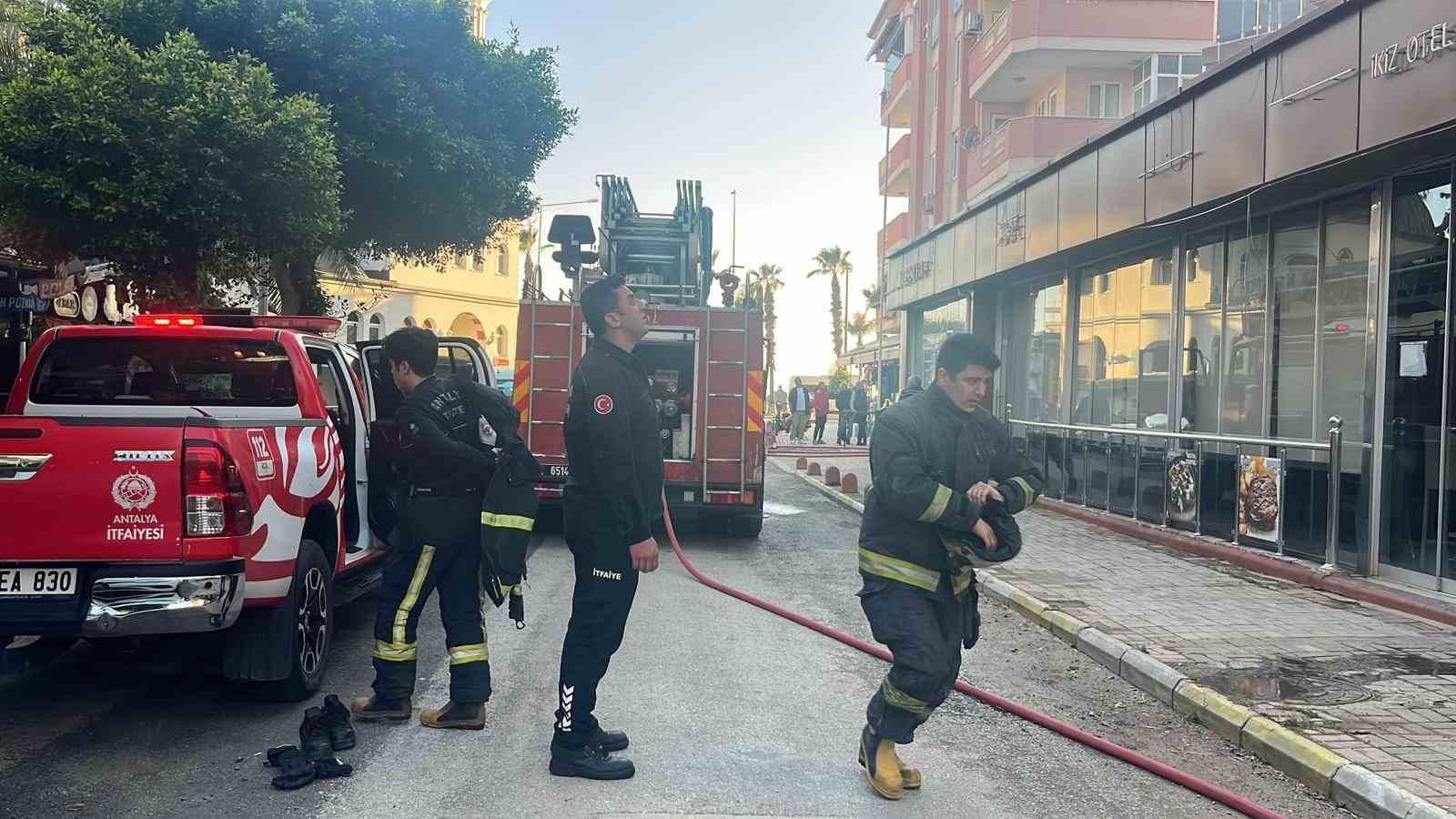 Alanya’da tadilattaki otelde çıkan yangın korkuttu
