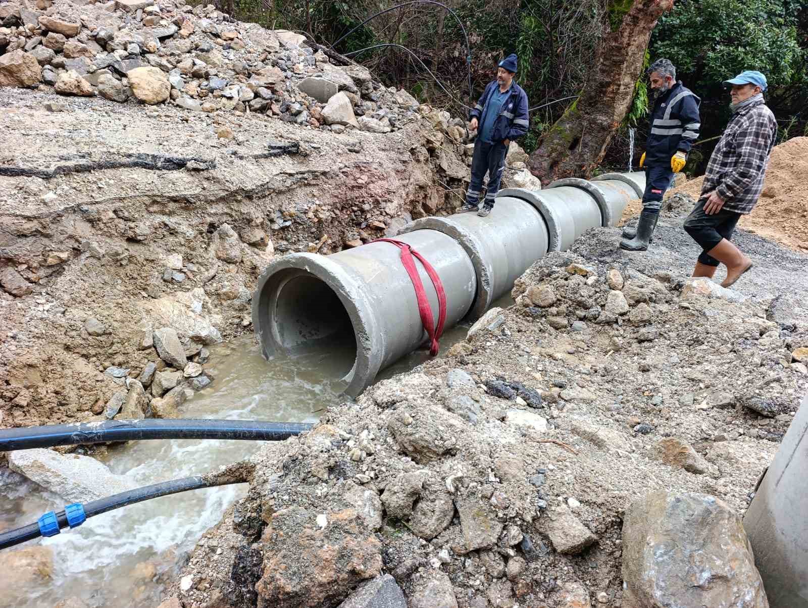 Alanya’da tıkanan menfezler Büyükşehir ekiplerince açıldı
