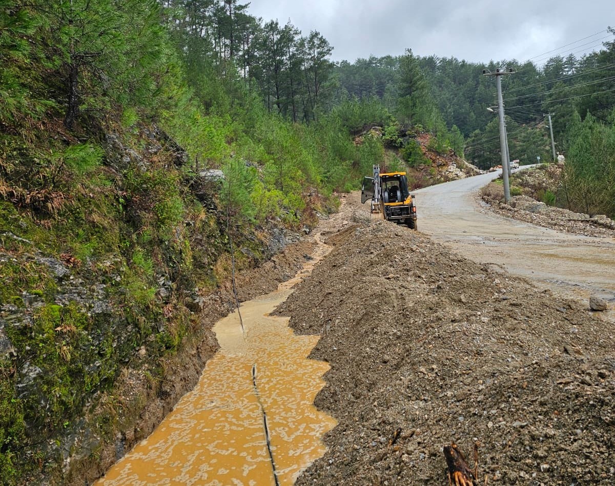 Alanya’da tıkanan menfezler Büyükşehir ekiplerince açıldı
