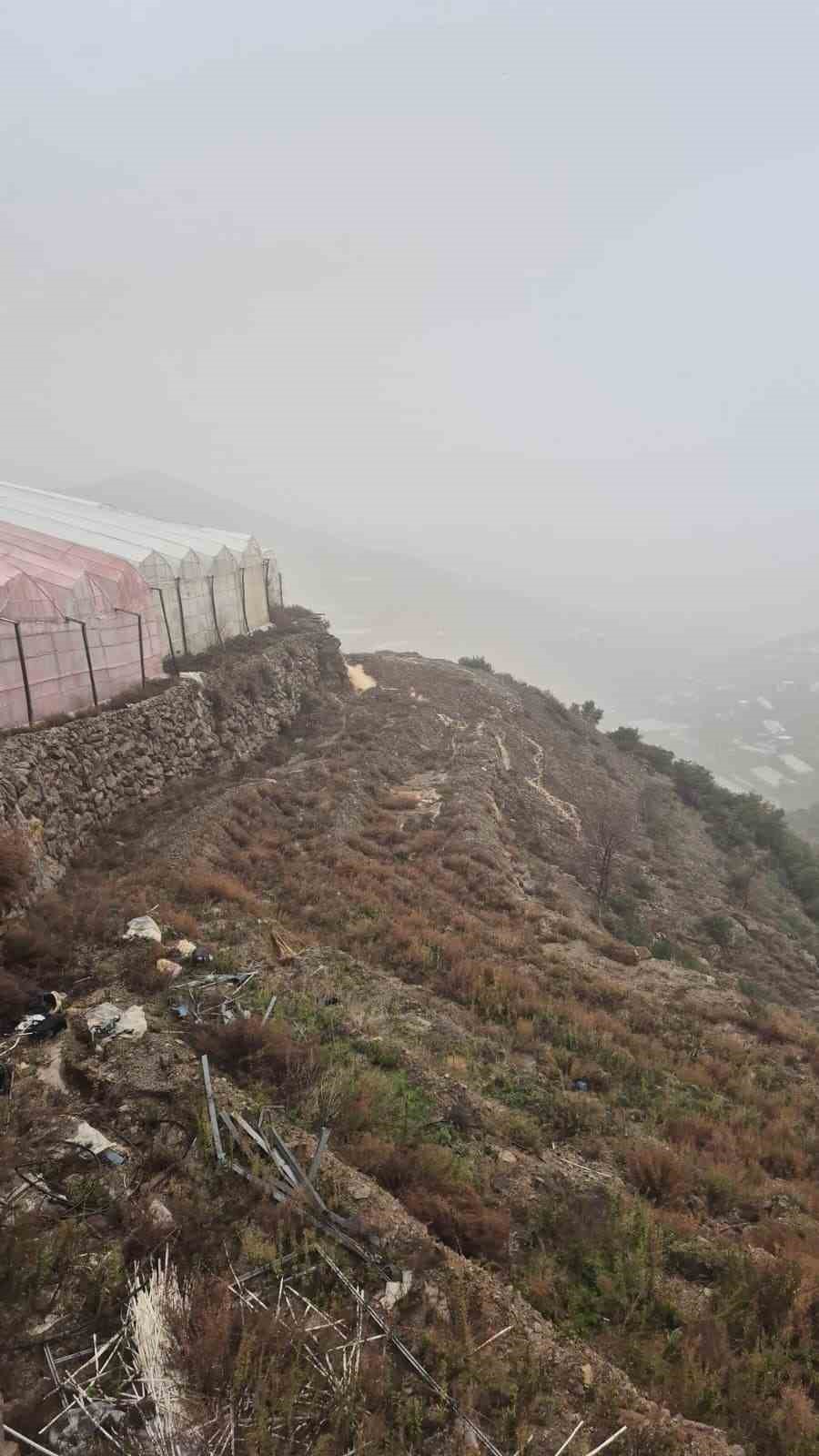 Alanya’da toz taşınımı ve sağanak yağış denizin rengini değiştirdi

