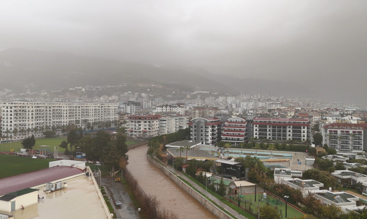 Alanya’da toz taşınımı ve sağanak yağış denizin rengini değiştirdi

