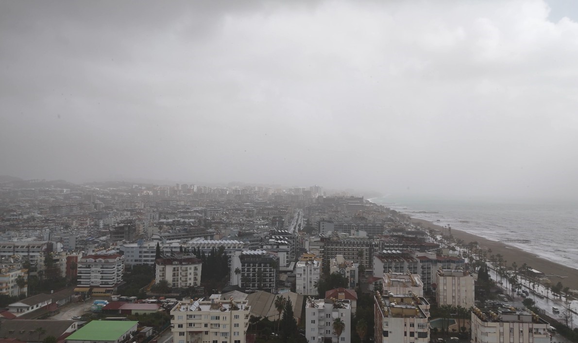 Alanya’da toz taşınımı ve sağanak yağış denizin rengini değiştirdi
