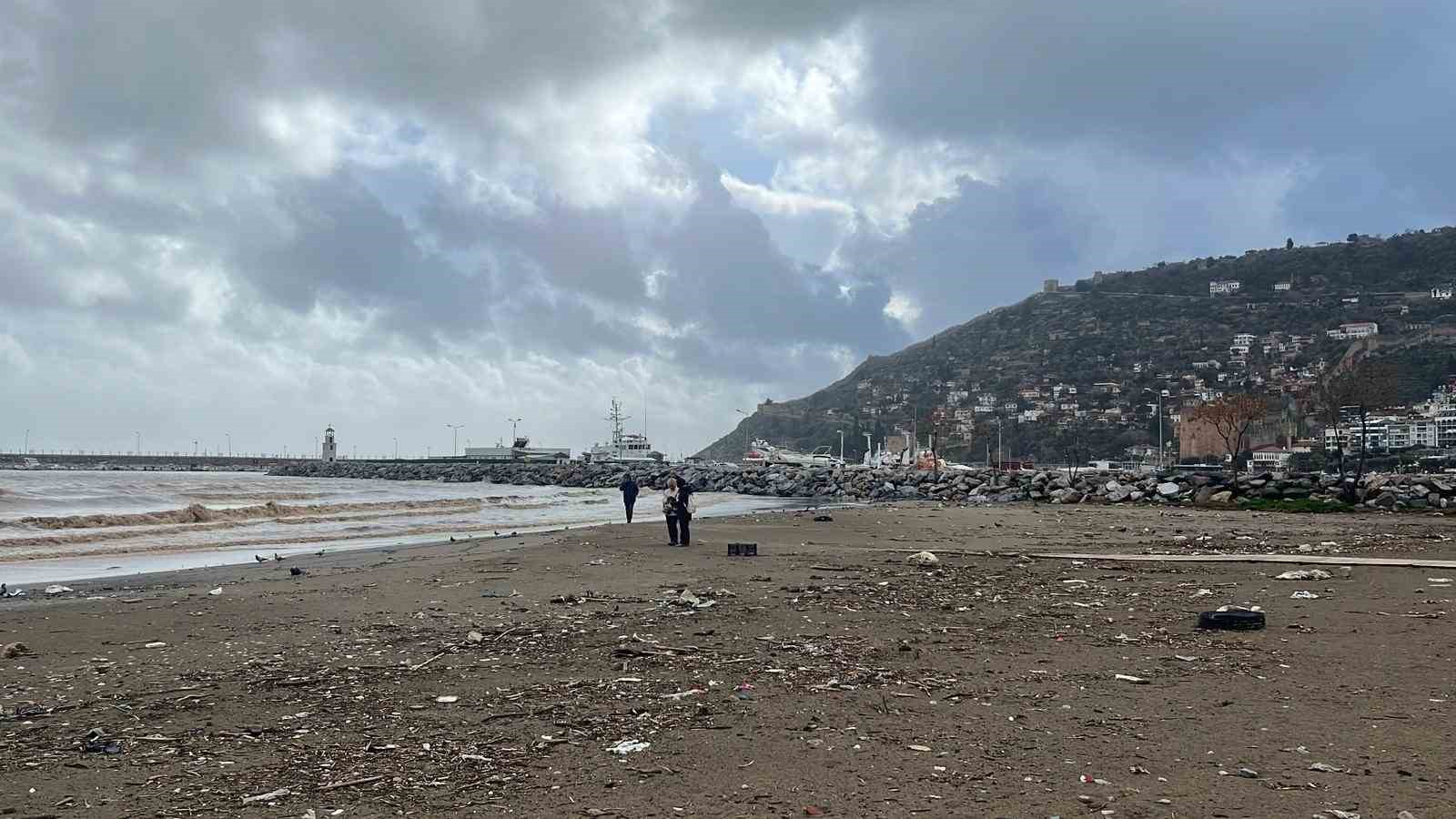 Alanya’da toz taşınımı ve sağanak yağış denizin rengini değiştirdi
