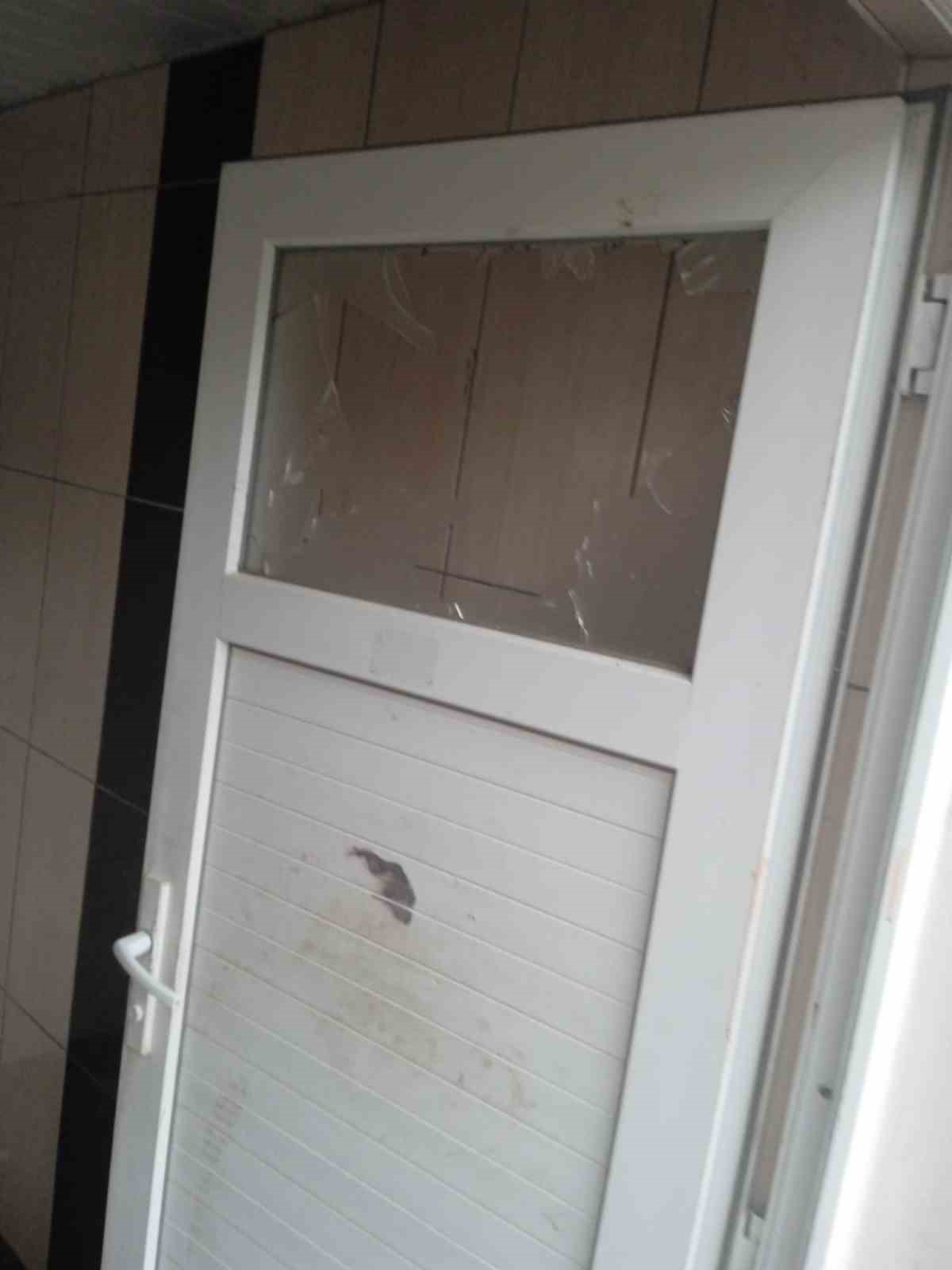 Alanya’da umumi tuvaletin camları ve seramiklerini kırdılar
