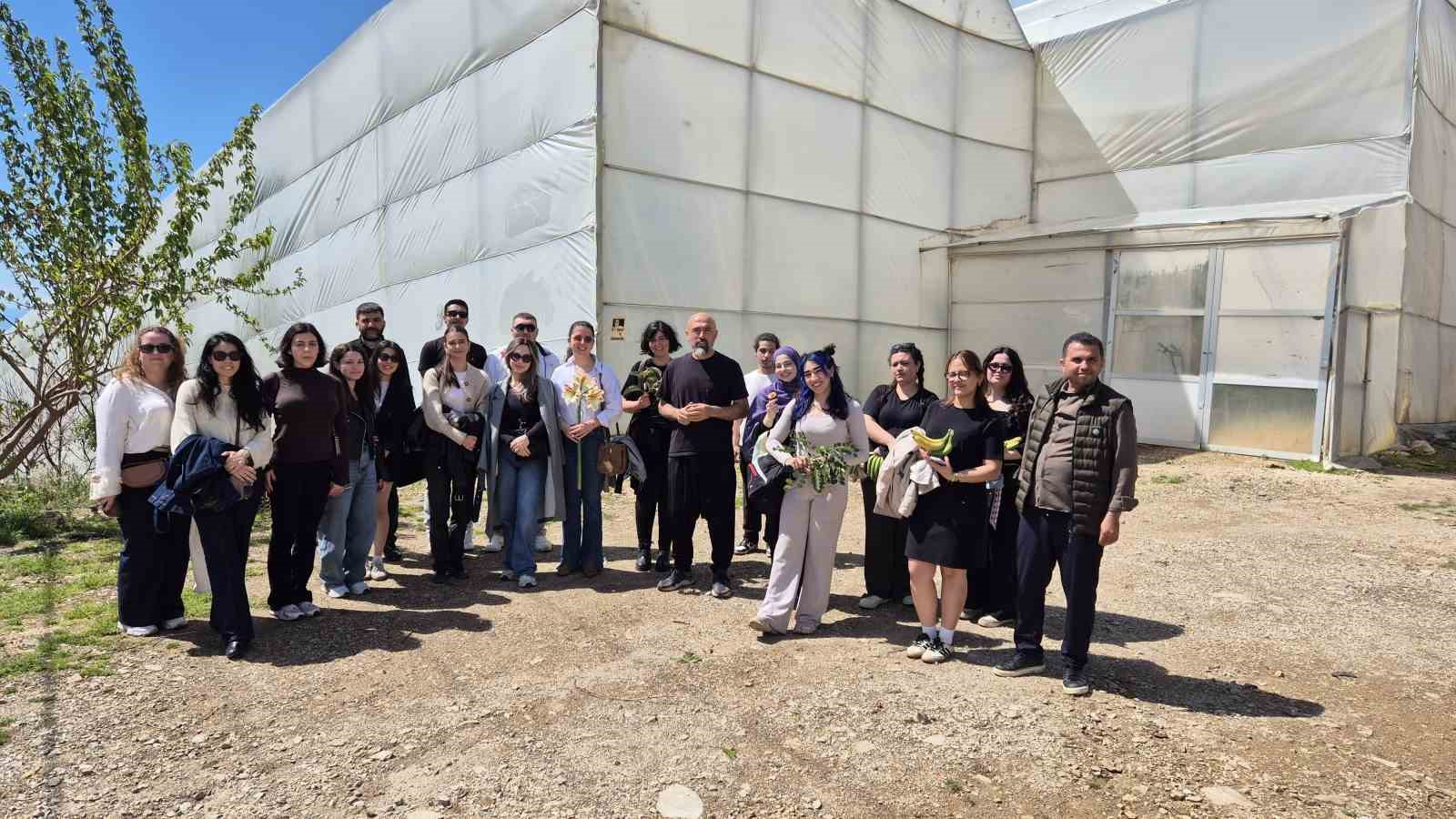 Alanya’da üniversiteli öğrencilerden tropikal bahçelere teknik gezi
Alanya’da üniversiteli öğrencilerden tropikal bahçelere teknik gezi