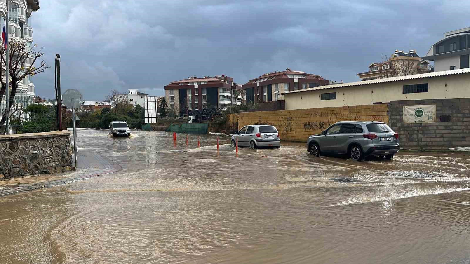 Alanya’da  yağmur , dolu ve fırtına hayatı olumsuz etkiledi
