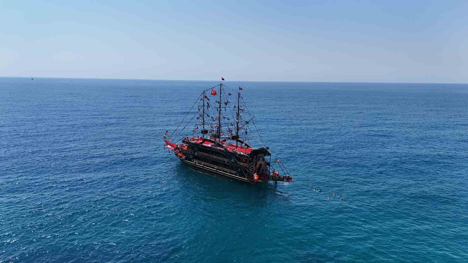 Alanya’da yaz erken geldi, yerli ve yabancı turistler sahile koştu
