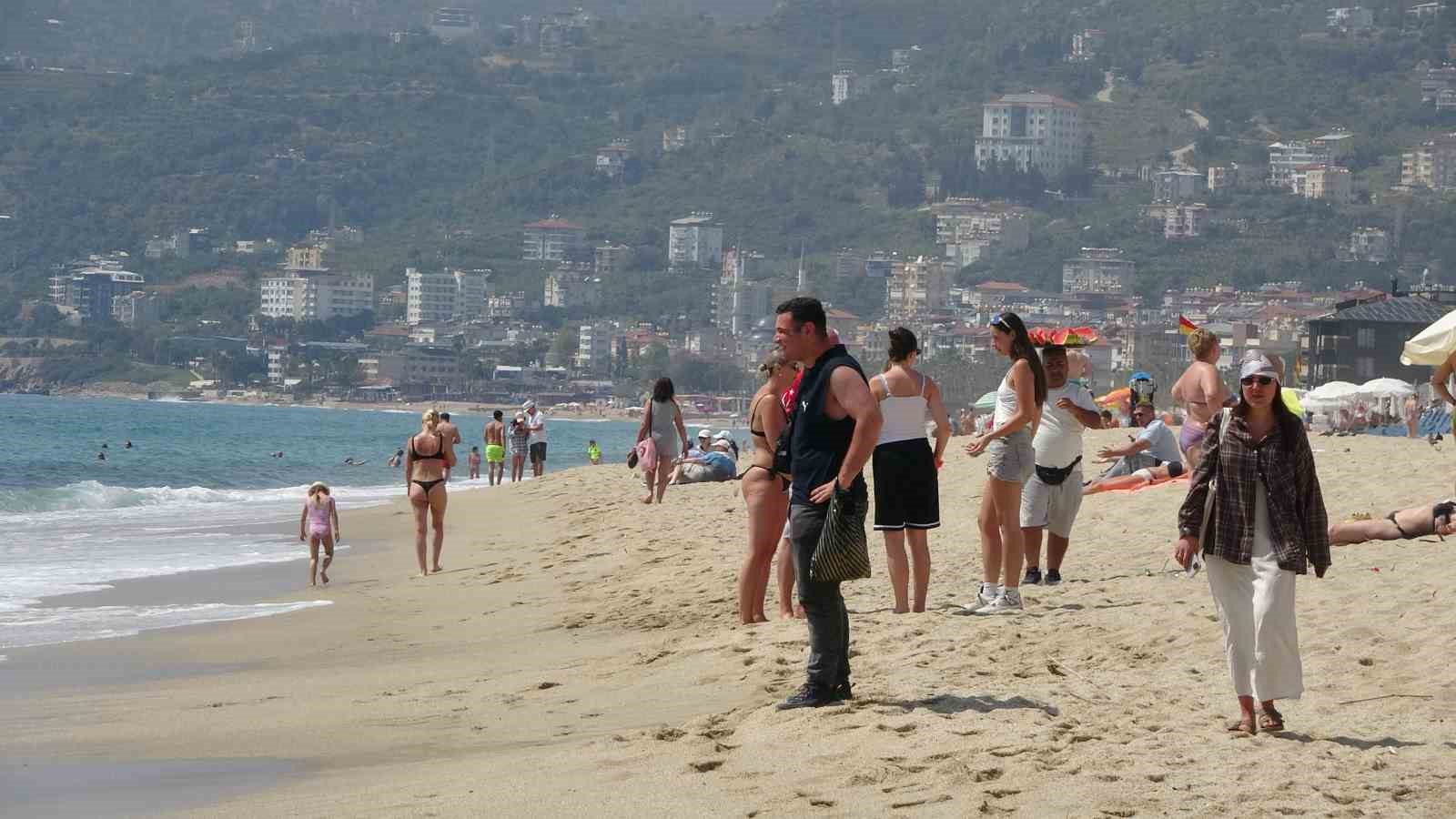 Alanya’da yaz erken geldi, yerli ve yabancı turistler sahile koştu
