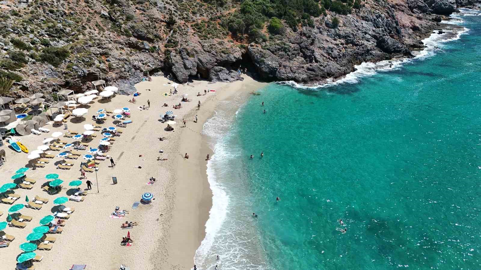 Alanya’da yaz erken geldi, yerli ve yabancı turistler sahile koştu
