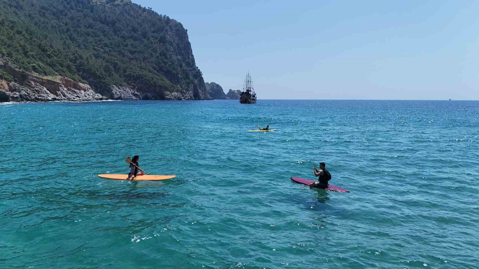 Alanya’da yaz erken geldi, yerli ve yabancı turistler sahile koştu

