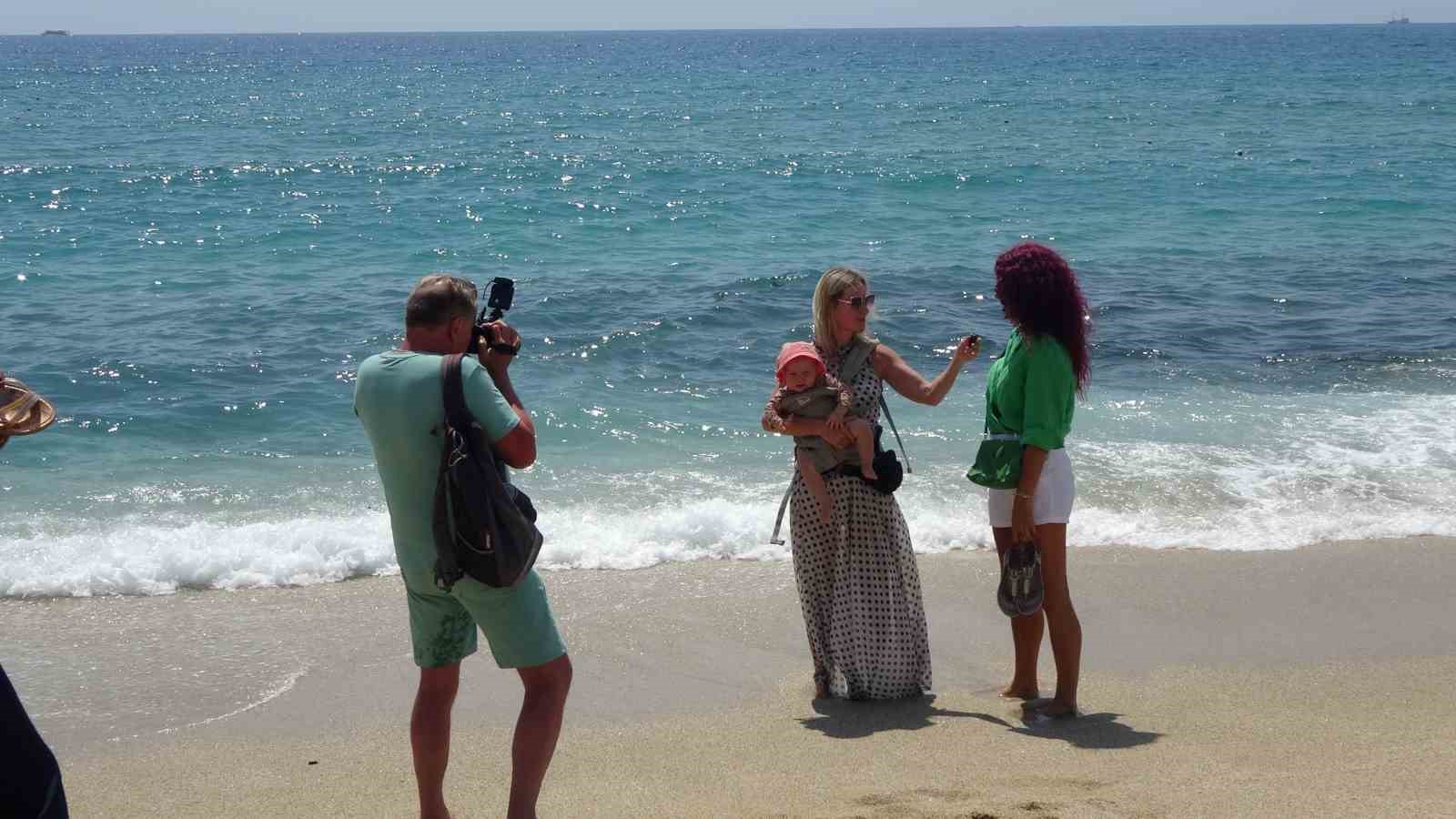 Alanya’da yaz erken geldi, yerli ve yabancı turistler sahile koştu
