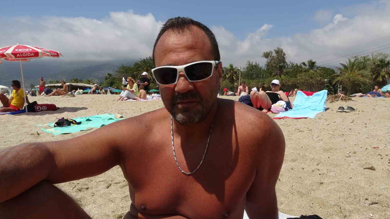 Alanya’da yaz erken geldi, yerli ve yabancı turistler sahile koştu

