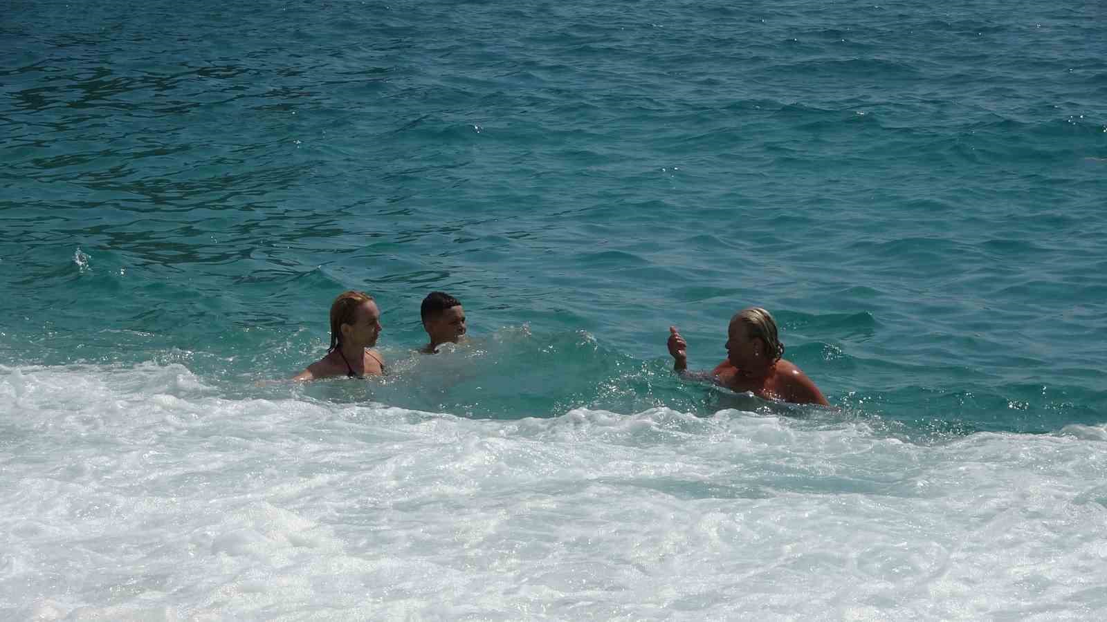 Alanya’da yaz erken geldi, yerli ve yabancı turistler sahile koştu
