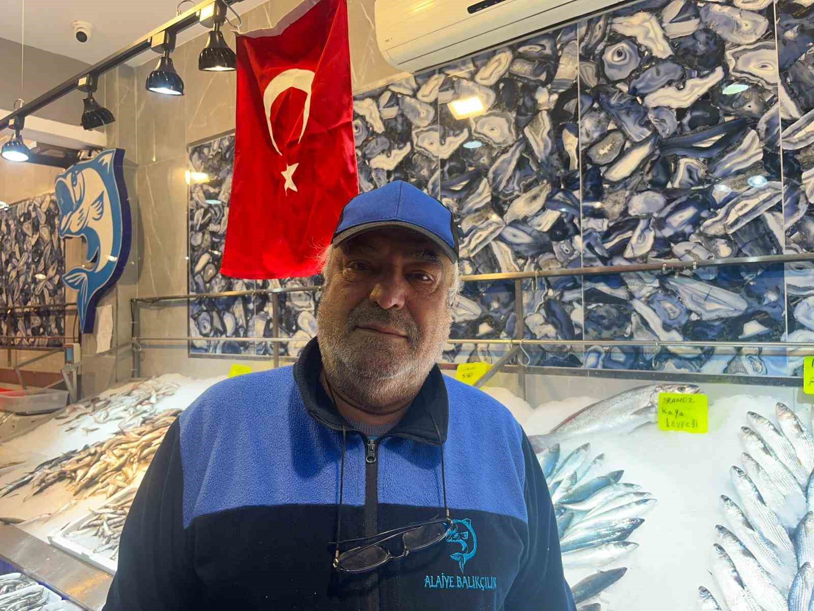 Alanyalı balıkçıdan şehit ve gazilerin ailelerine ücretsiz balık
