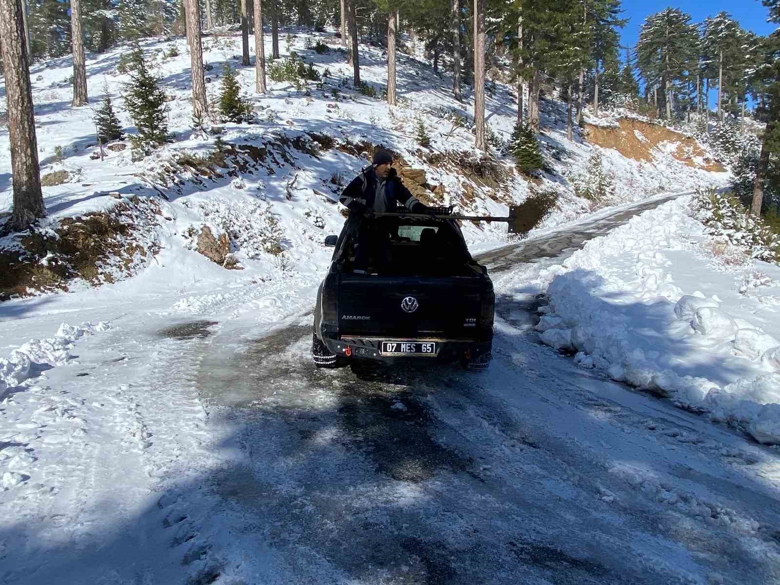 Alanya’nın yüksek kesimlerinde karla mücadele çalışması sürüyor
