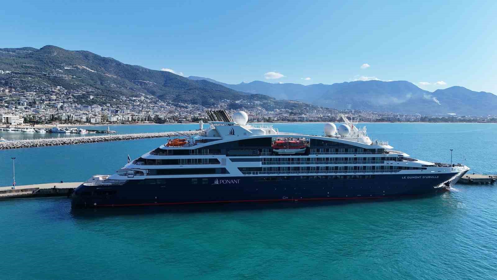 Alanya’ya Fransız bayraklı kruvaziyer demir attı
