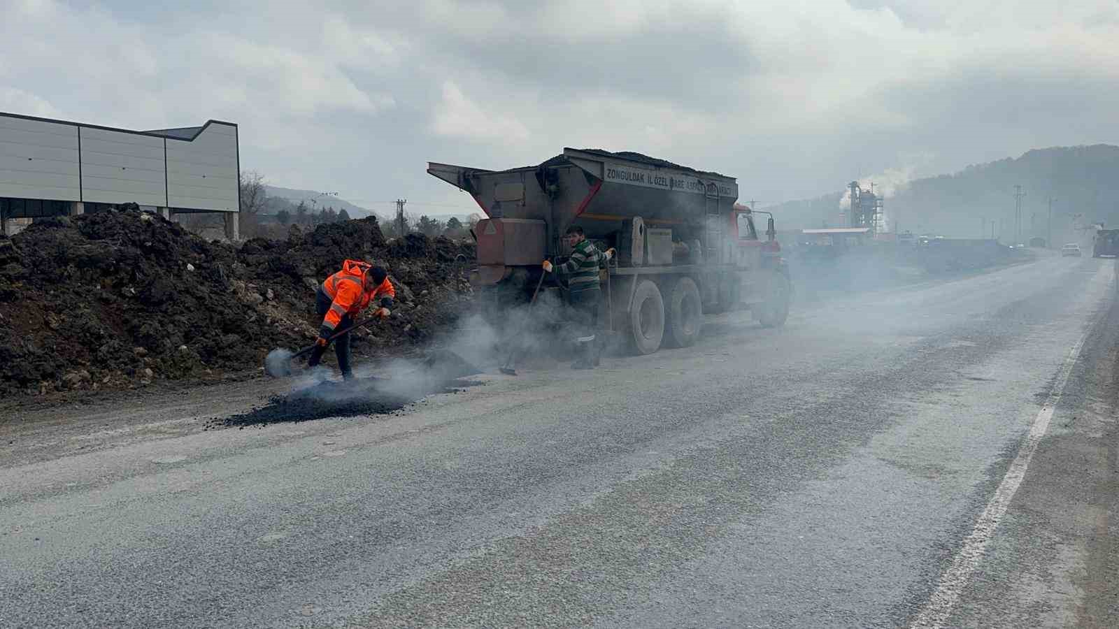 Alaplı’da ağır tonajlı kamyonların bozduğu yollar bakıma alındı
