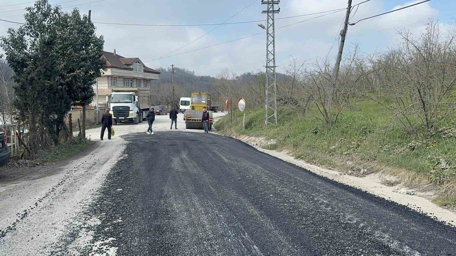 Alaplı’da ağır tonajlı kamyonların bozduğu yollar bakıma alındı
