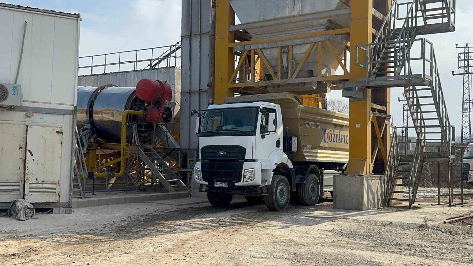 Alaplı’da ağır tonajlı kamyonların bozduğu yollar bakıma alındı
