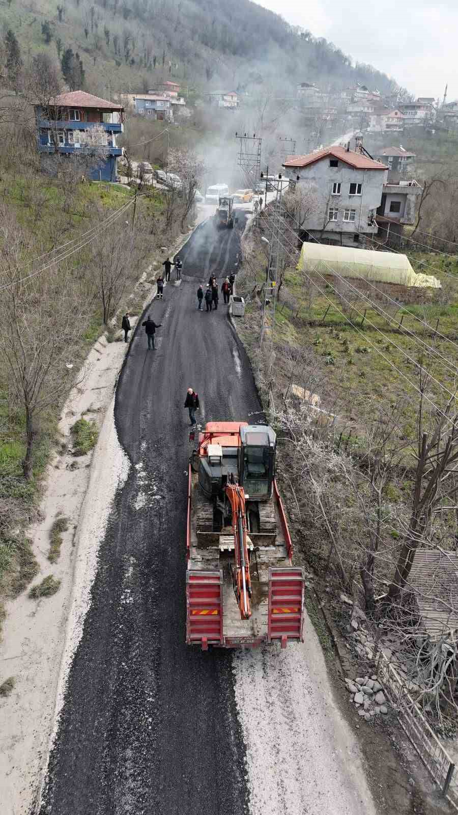 Alaplı’da ağır tonajlı kamyonların bozduğu yollar bakıma alındı
