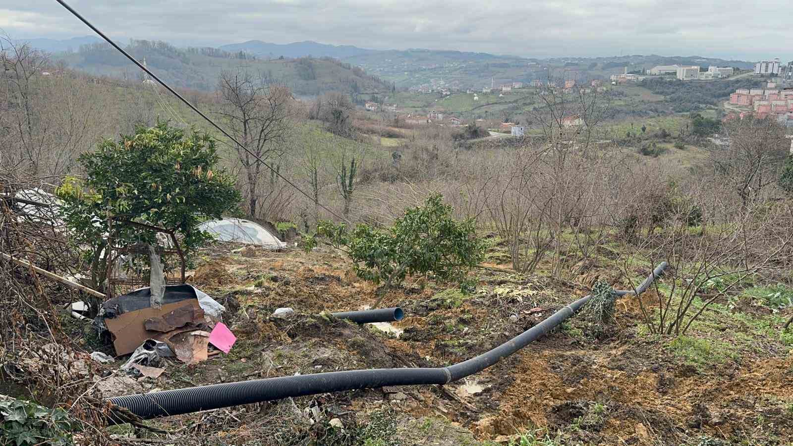 Alaplı’da heyelan nedeniyle bir ev çökme riski oluştu
