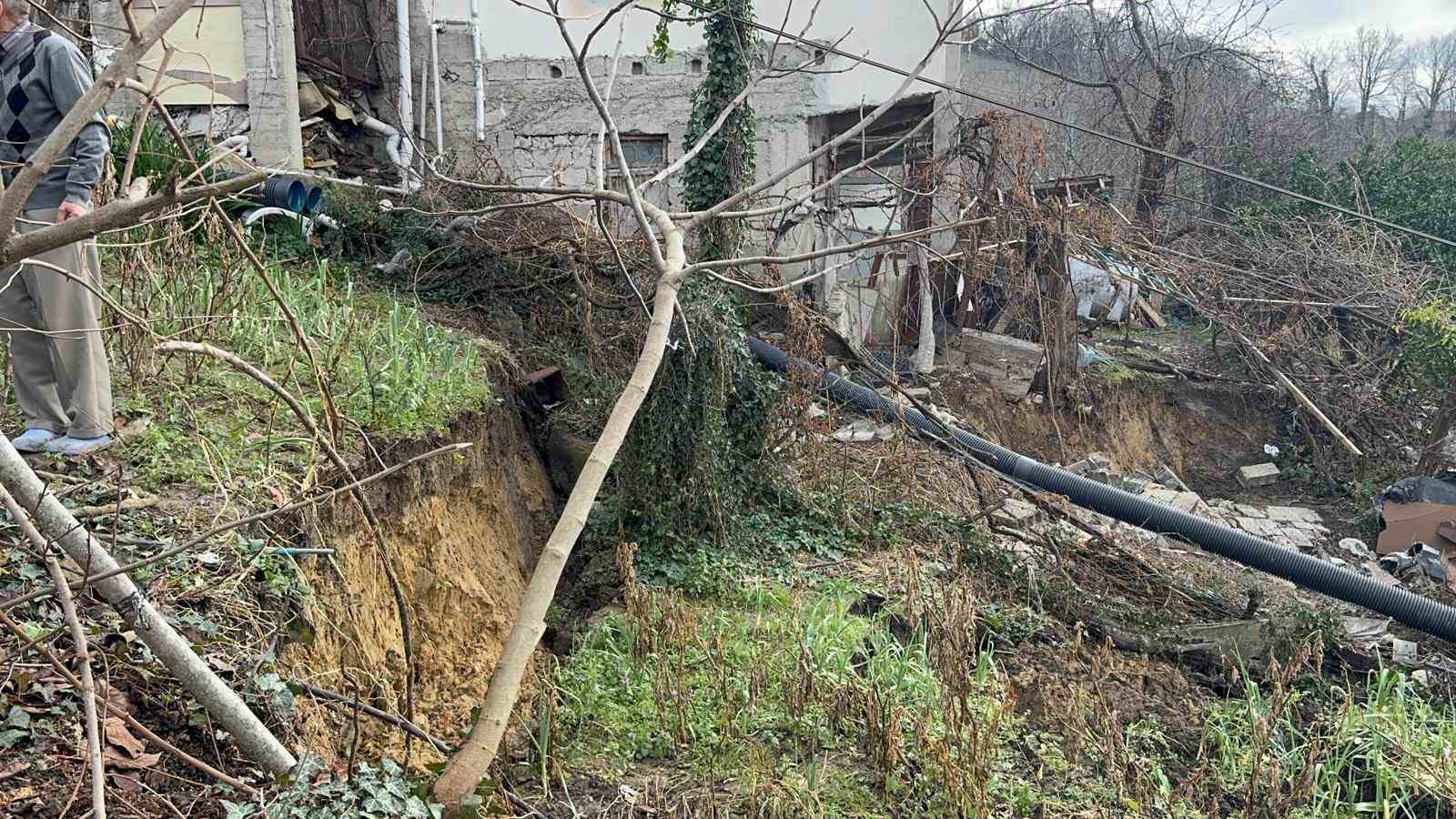 Alaplı’da heyelan nedeniyle bir ev çökme riski oluştu
