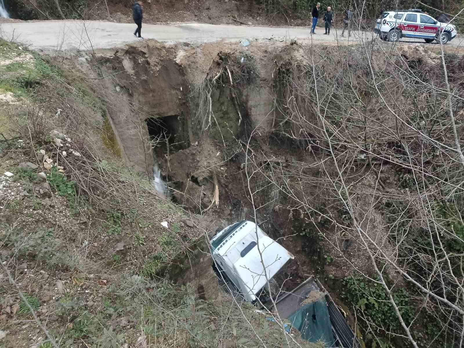 Alaplı’da kamyon şarampole uçtu
