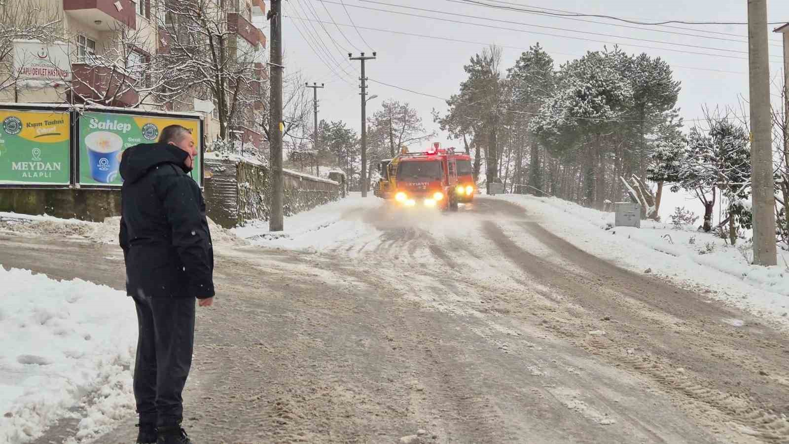 Alaplı’da karla mücadelede 12 yıldız deniz suyu kullanılıyor
