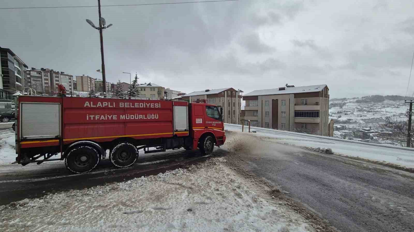 Alaplı’da karla mücadelede 12 yıldız deniz suyu kullanılıyor
