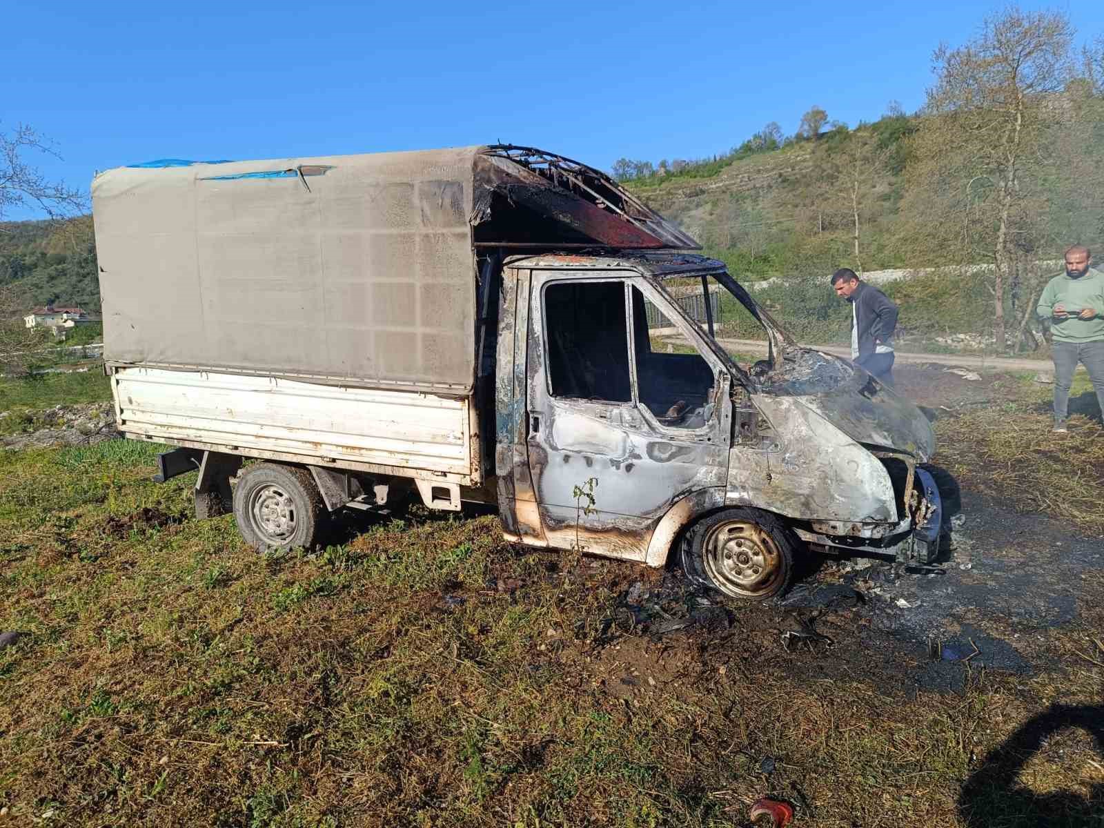 Alaplı’da seyir halindeki kamyonet yandı
