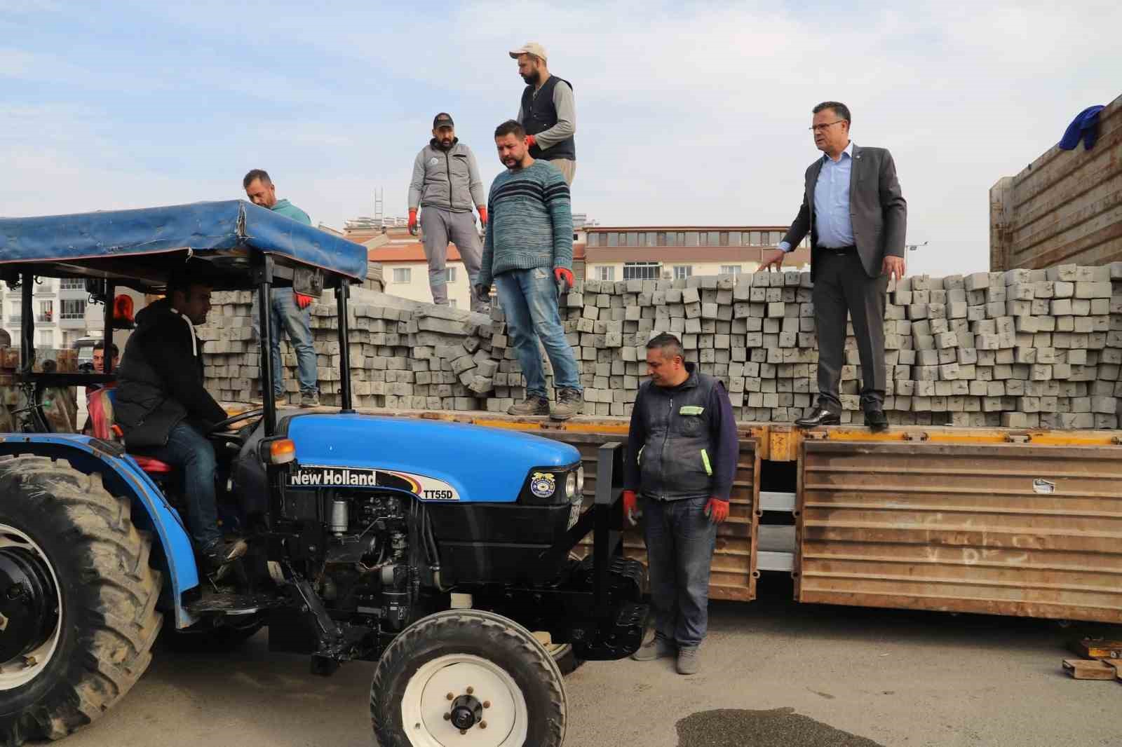 Alaşehir’de 350 üreticiye 3 bin 500 bağ direği hibesi
