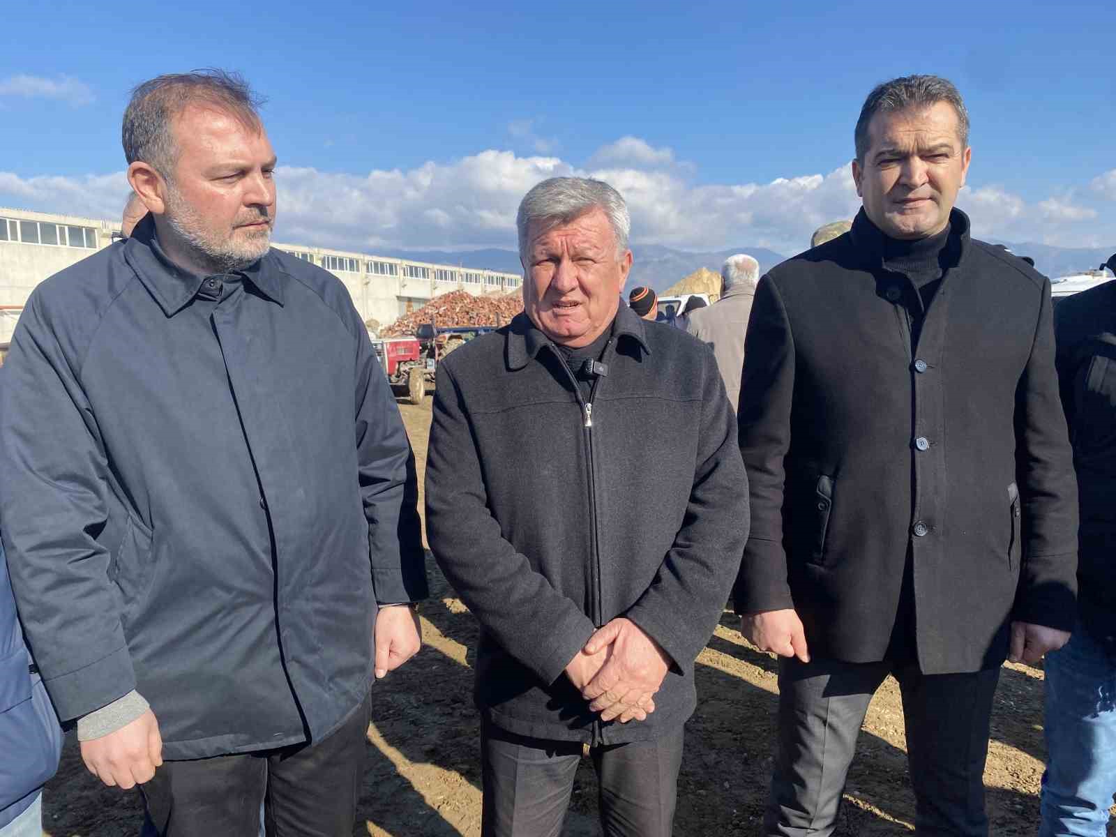 Alaşehir’de 350 üreticiye 3 bin 500 bağ direği hibesi
