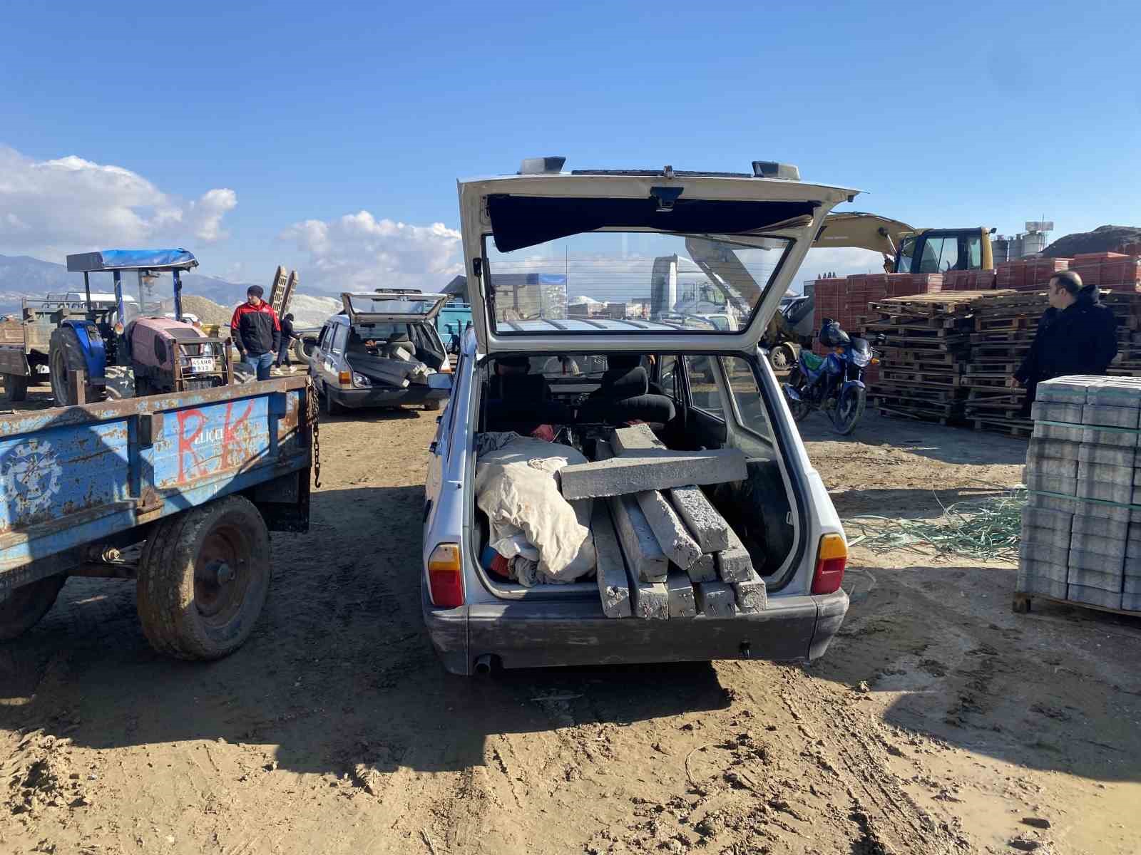 Alaşehir’de 350 üreticiye 3 bin 500 bağ direği hibesi
