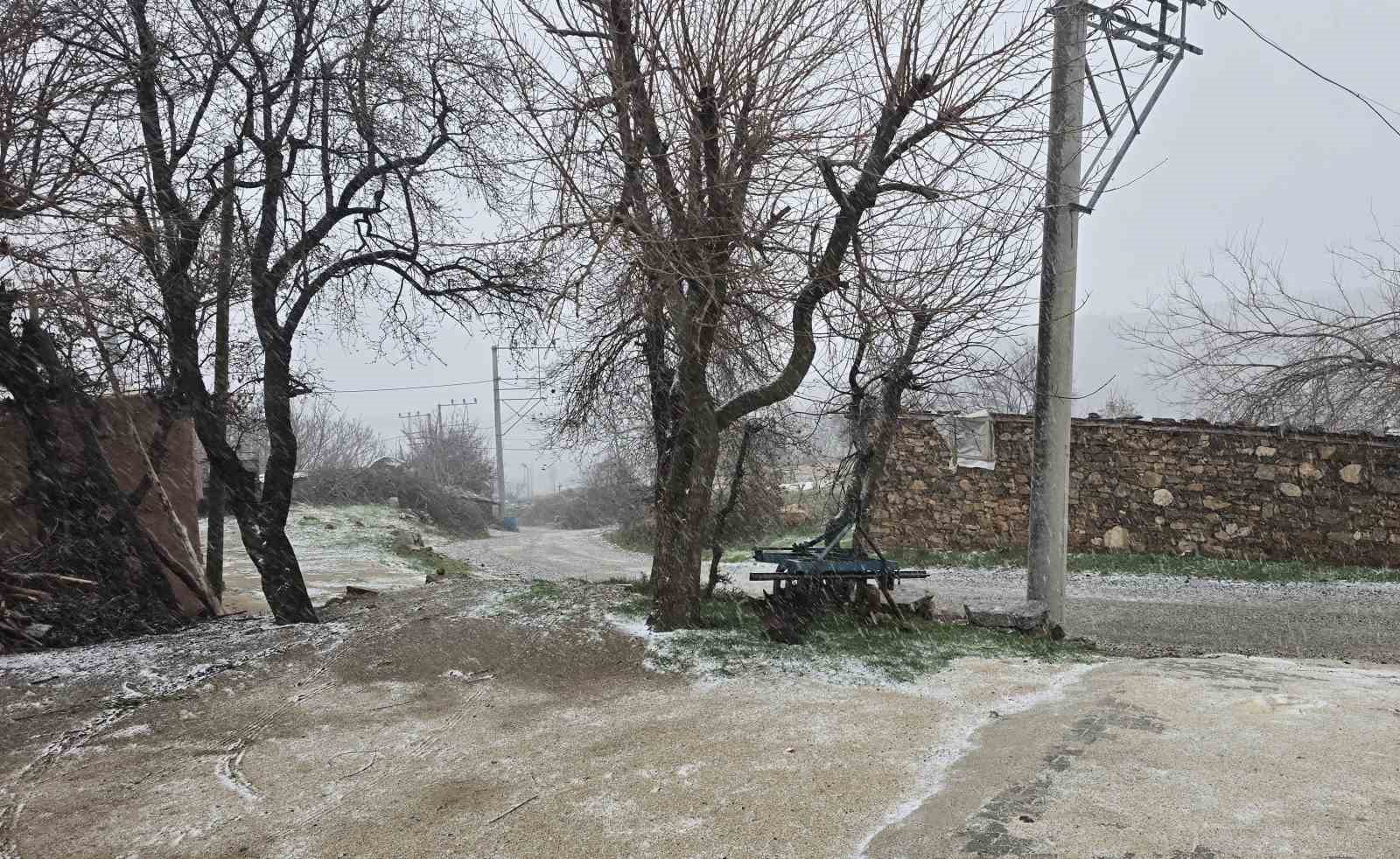 Alaşehir’de bir günde 4 mevsim yaşandı
