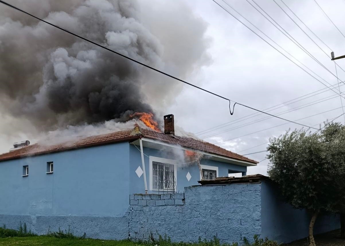 Alaşehir’de korkutan ev yangını
Alaşehir’de korkutan ev yangını