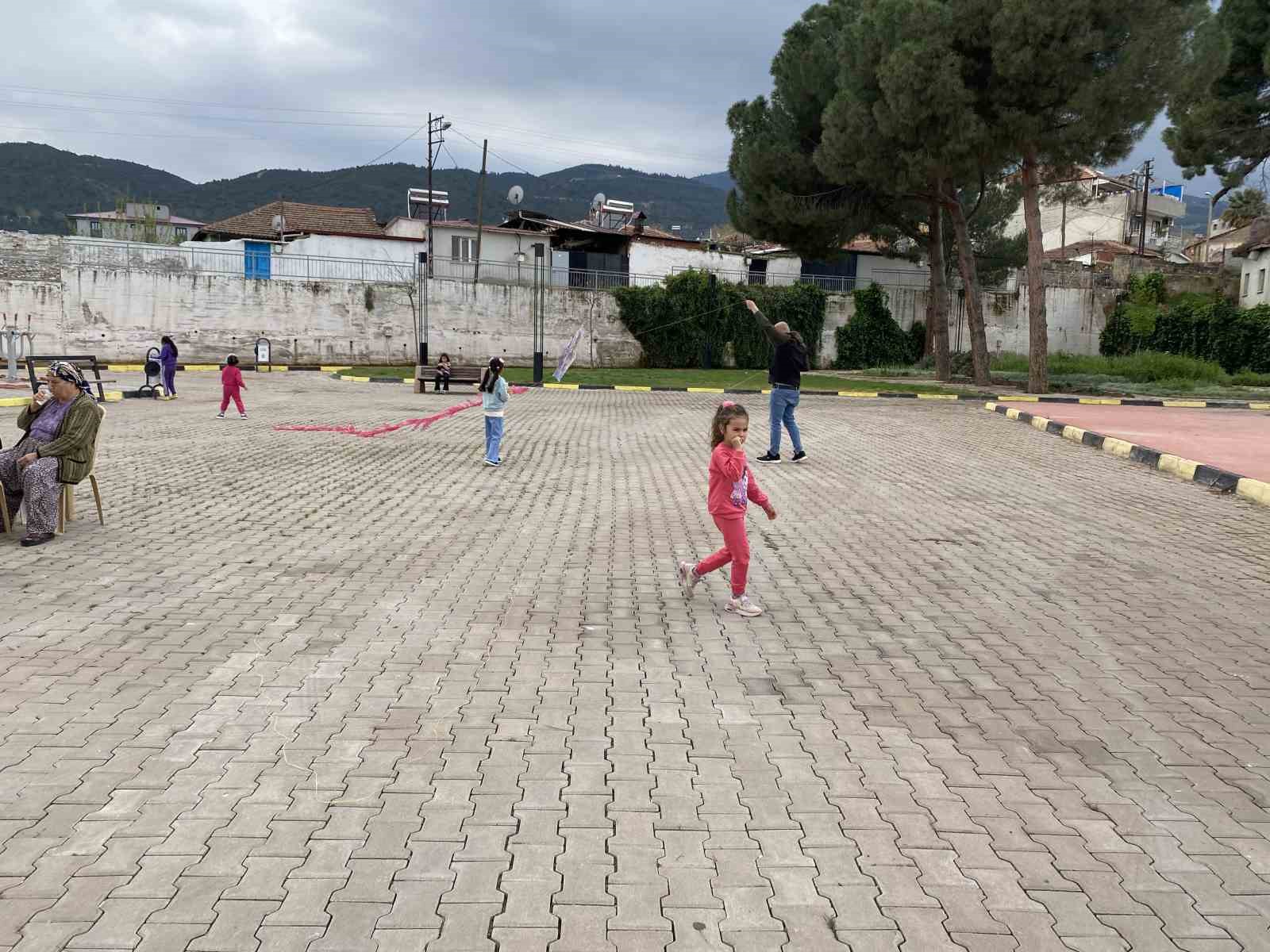 Alaşehir’de Romanlar Günü uçurtma şenliğiyle kutlandı
Alaşehir’de Romanlar Günü uçurtma şenliğiyle kutlandı